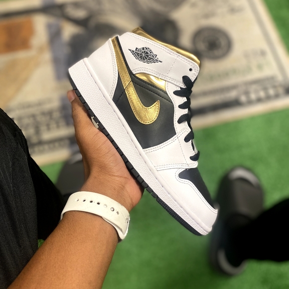 Air jordan mid white gold grade school size shoe